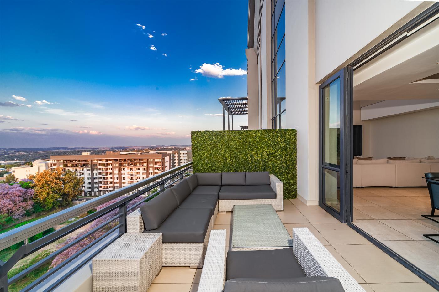 Luxury Four-Level Penthouse with Private Lift — photograph 4