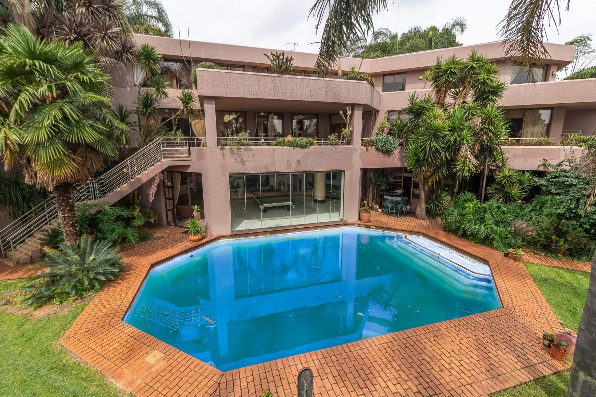 4 Bedroom House For Sale in Bedfordview — photograph 3