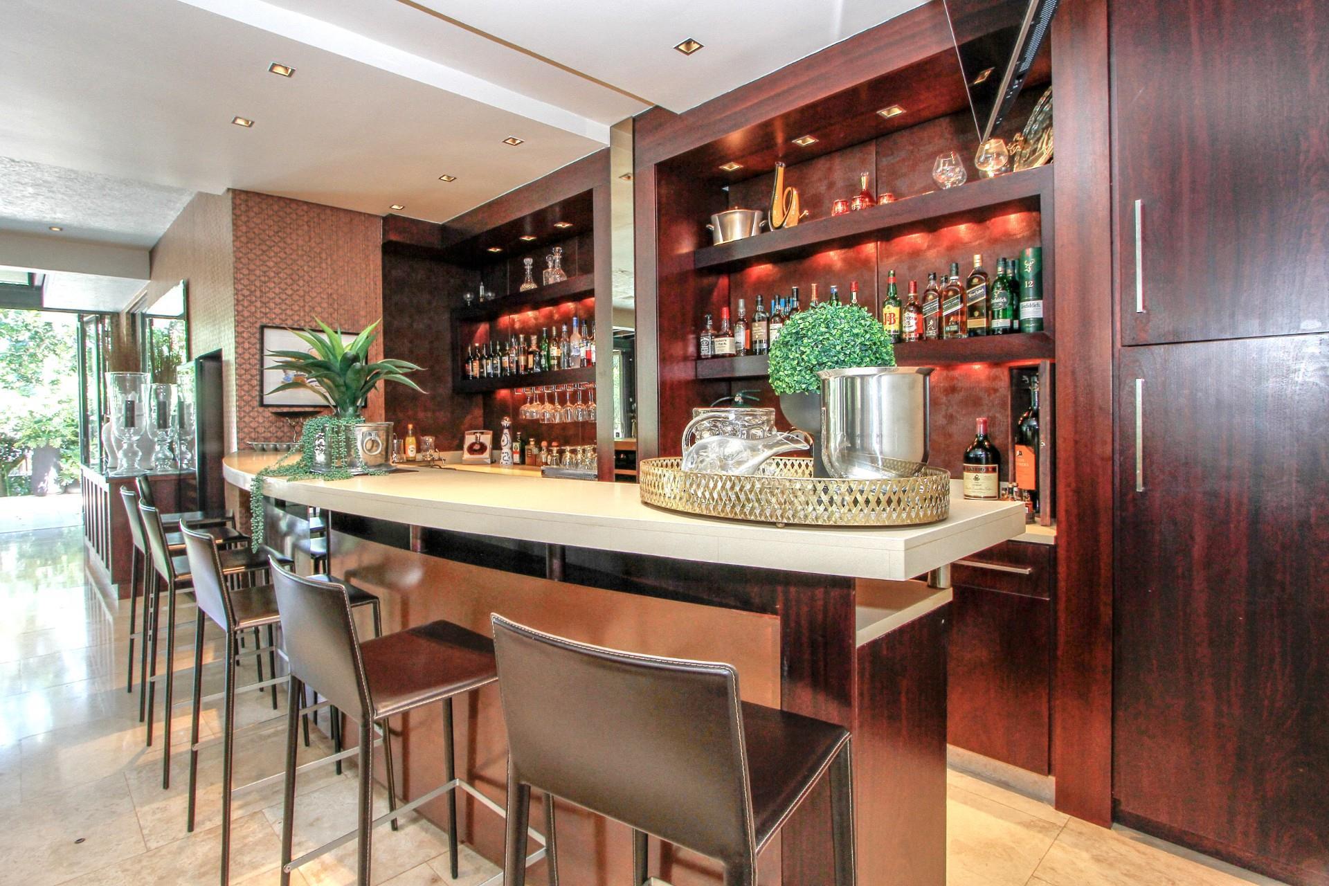 Luxury Living in the Heart of Hawaan Forest Estate — photograph 4