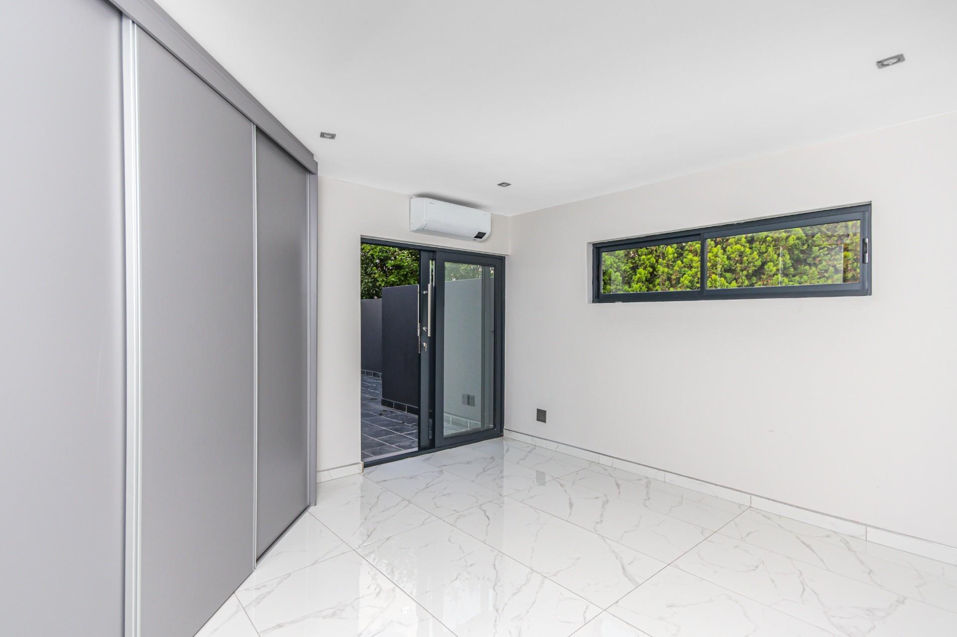 ultra modern family home in Dainfern Golf Estate — photograph 5