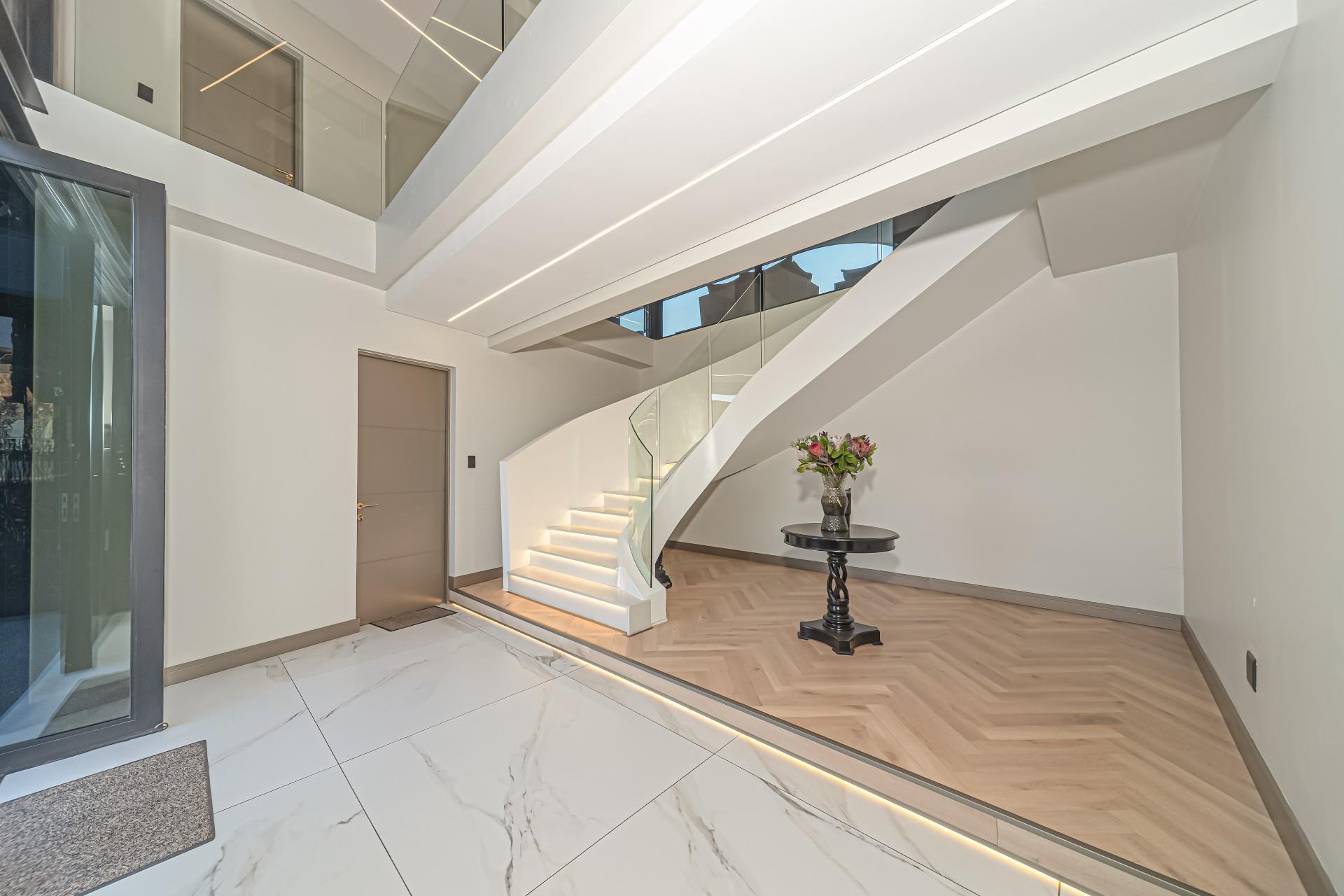 Stunning Opulent Residence — photograph 2