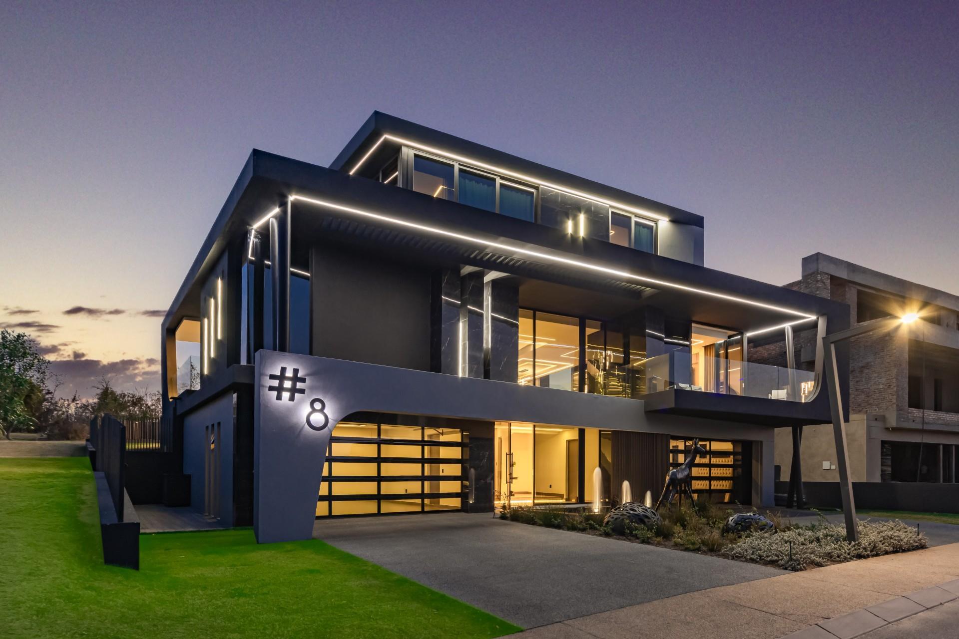 Stunning Opulent Residence — photograph 3