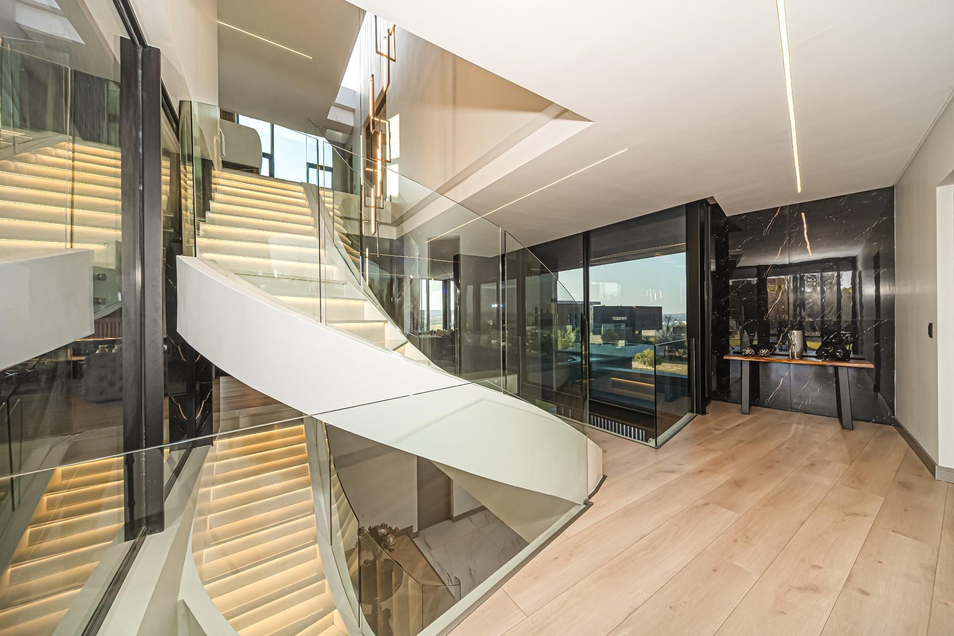 Stunning Opulent Residence — photograph 4