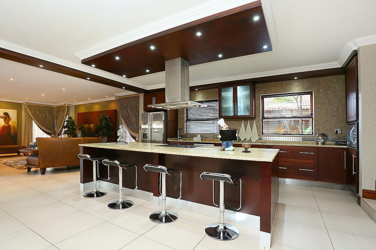 Executive Home of Grandeur and Sophistication — photograph 5