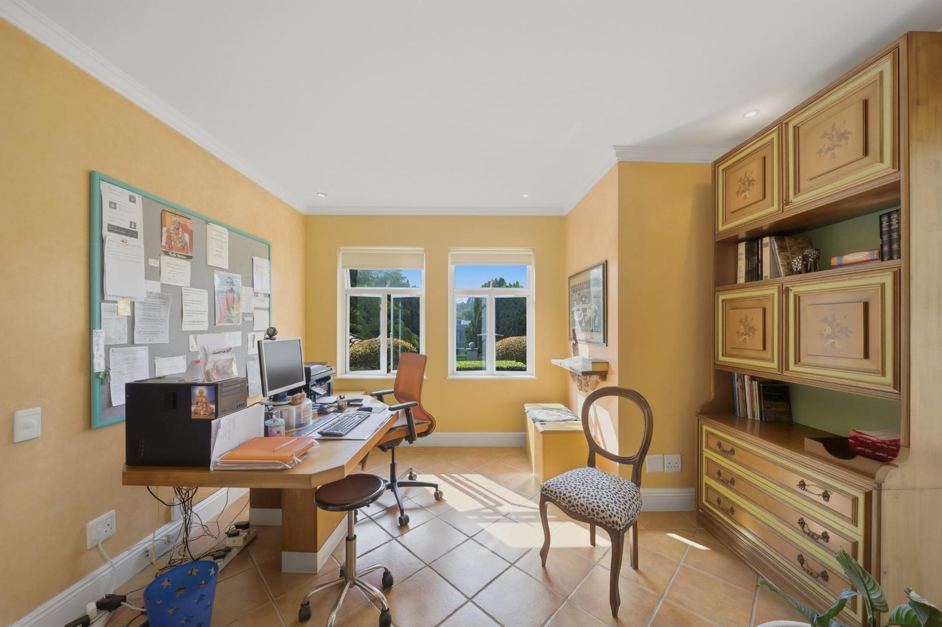 5 Bedroom House For Sale in Hyde Park — photograph 5