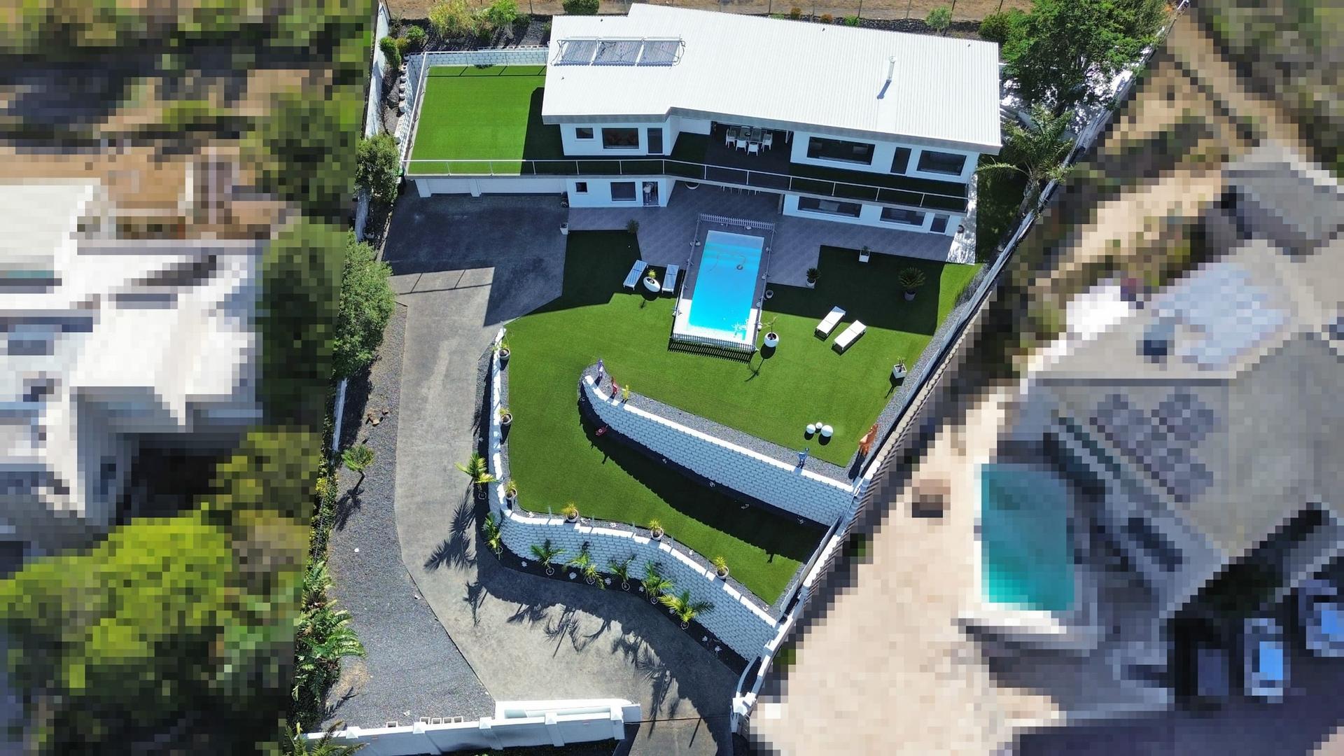 Contemporary View Villa with Exceptional Space and Entertaining Appeal — photograph 3