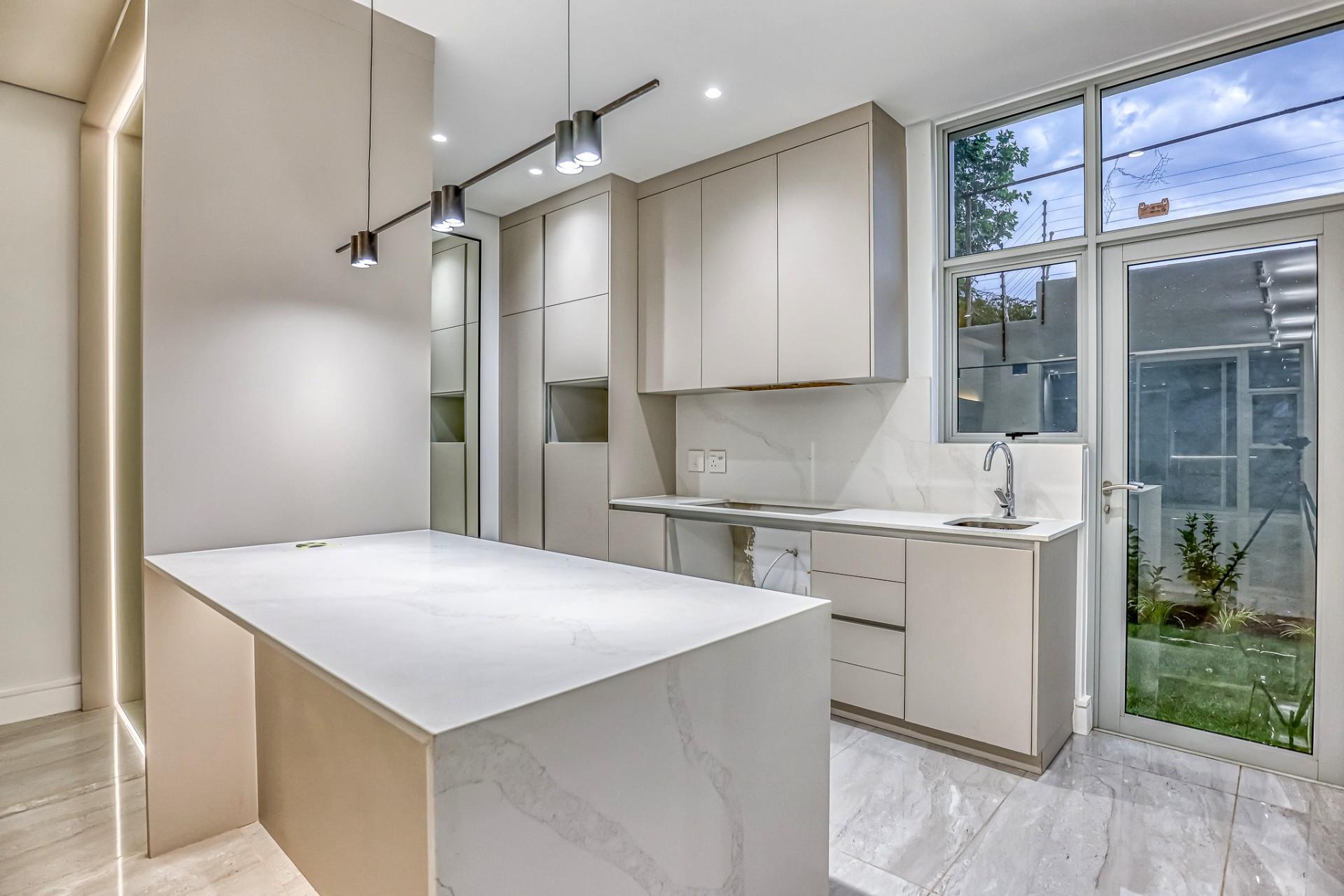 Luxury 3-Bedroom Garden Apartment — photograph 5