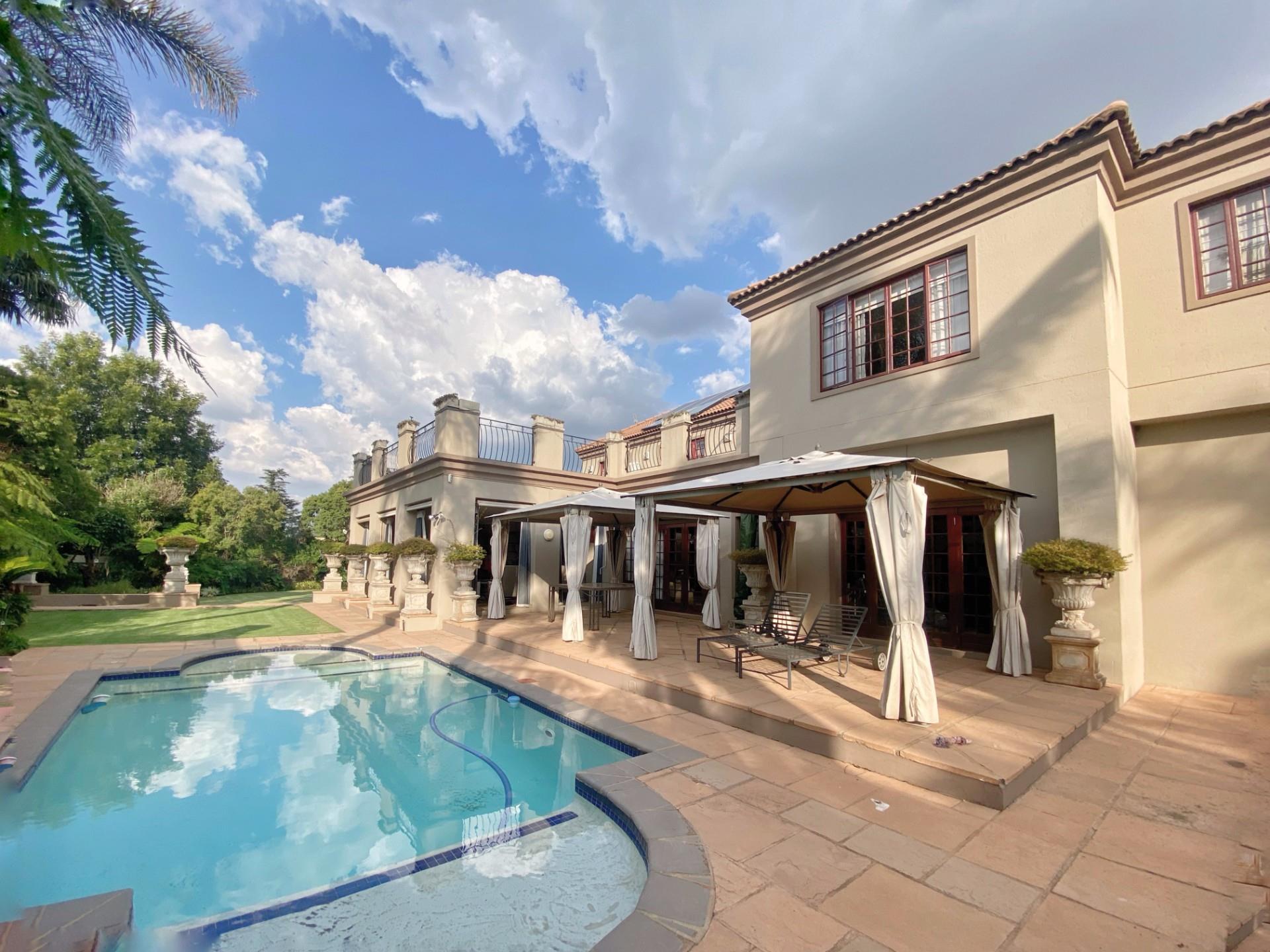 DISTINCTLY EXECUTIVE SANCTUARY OFFERING FULLY SOLAR-POWERED LIVING AND FILLED WITH INESTIMABLE WORTH — photograph 2