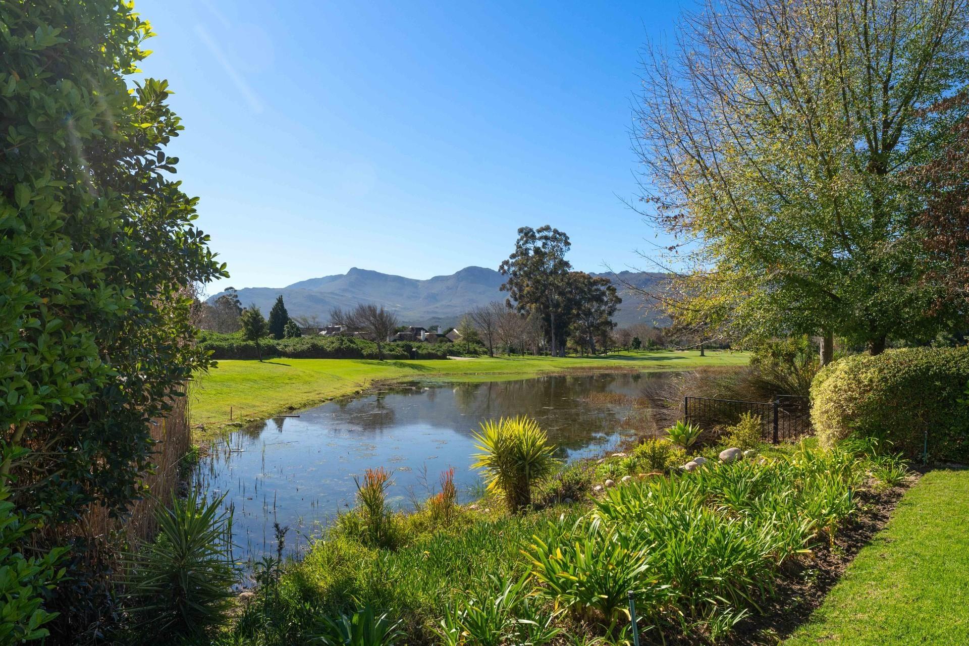 Stylish Lakeview Home with Pool — photograph 4