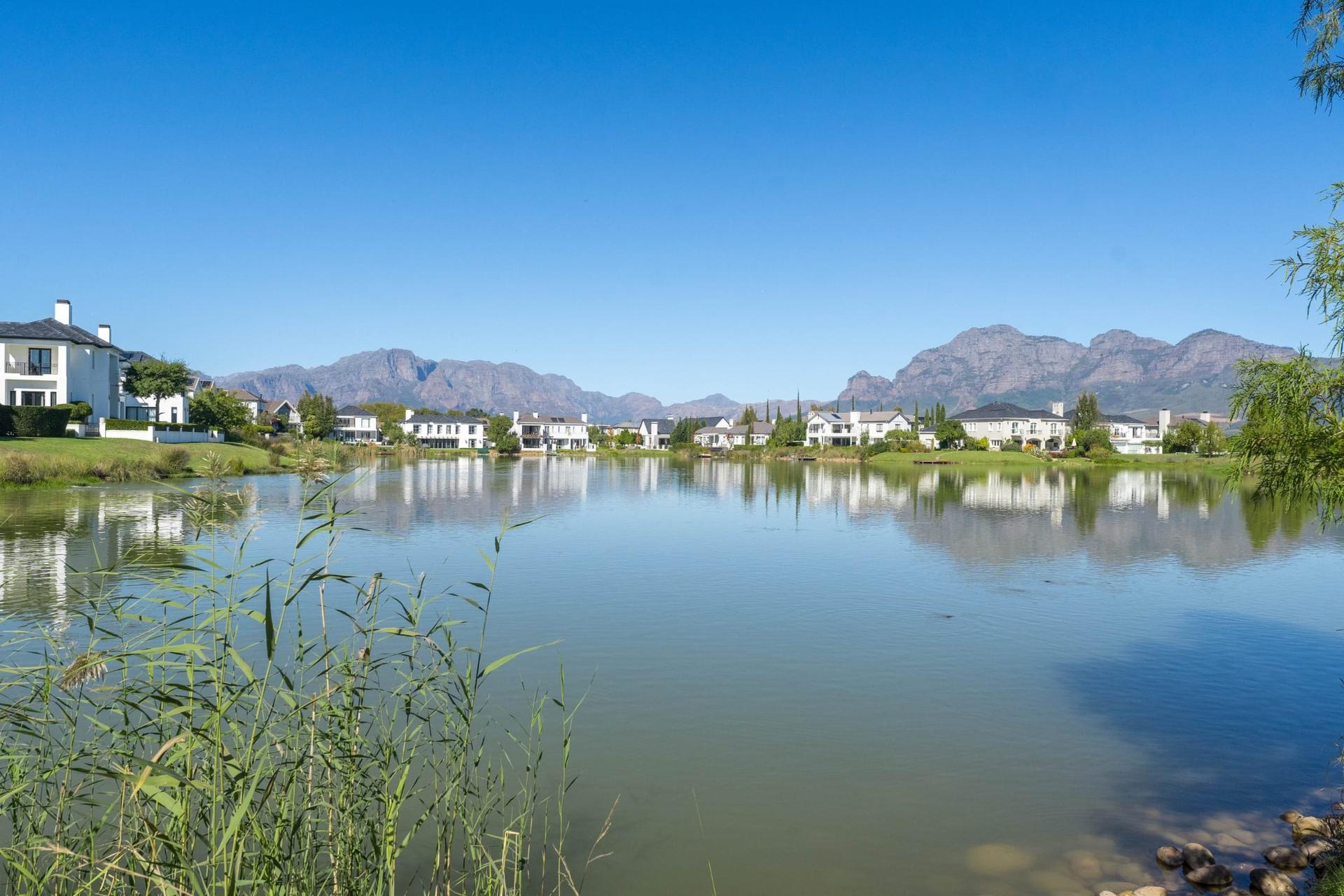 A Private Cul-de-Sac Retreat with Lake and Mountain Views — photograph 2