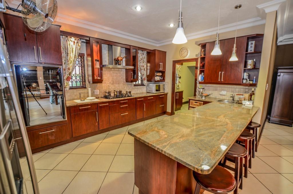 Luxury Bush Estate Home — photograph 2