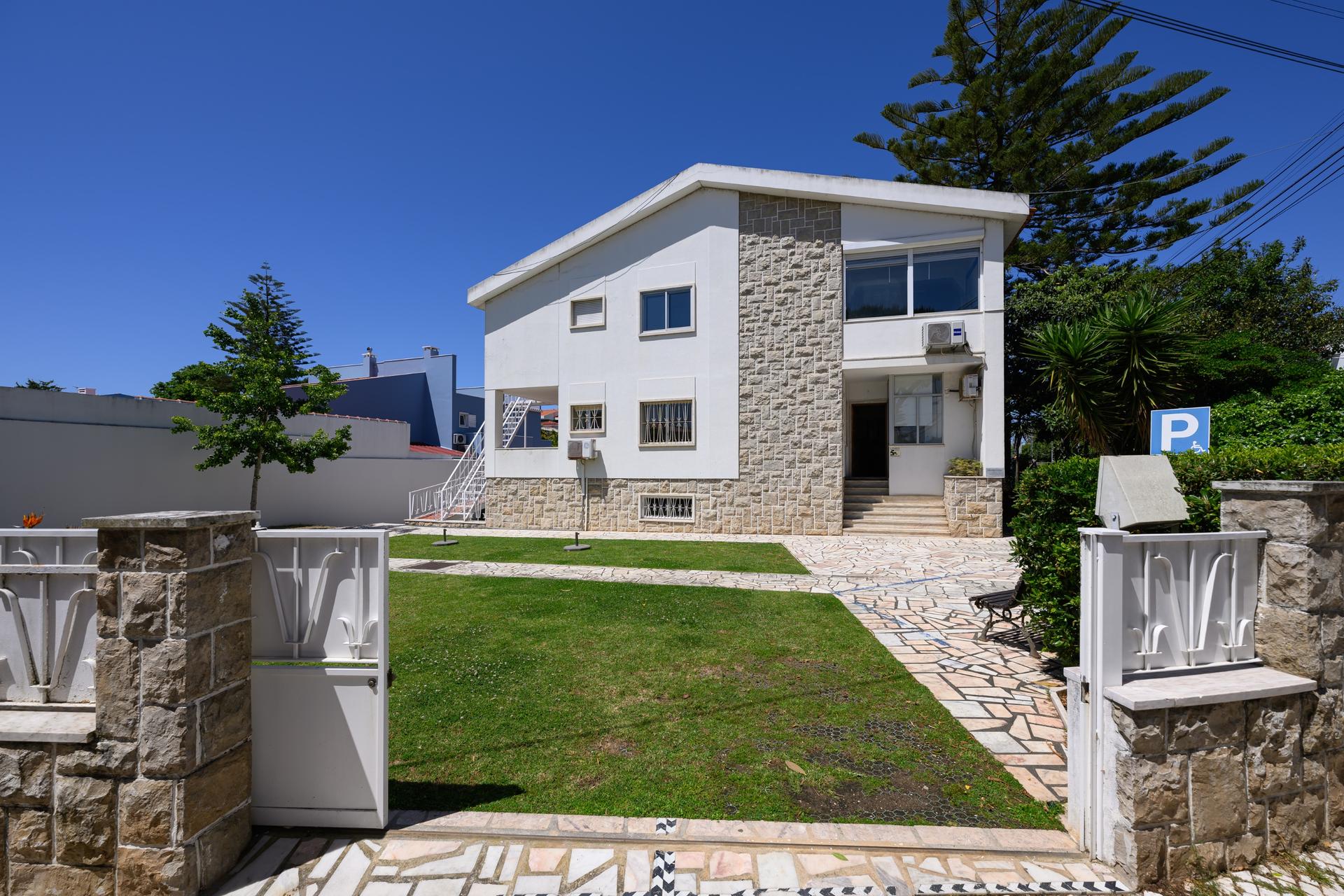 House in Cascais (94090) — photograph 2
